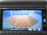 ギヤをRに入れるとナビの画面に後ろの映像が映るリヤカメラ付!後退時の安全確認やコンディションの悪い視界でもカラーバックモニターがドライバーをサポート☆☆☆
