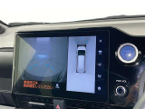 パノラミックビューモニターシステムが付いているので車の上から見た映像が確認できますよ。 一目で車両周辺の情報を確認できますが、直接安全をご確認下さい。