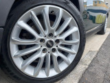 ●純正アルミホイール:輸入車ならではの卓越した走りを支えるホイールと足回りです!日本車の走りに慣れている方にもぜひ体感して頂きたいほど、高いレベルでまとまっています!