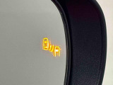 隣接する車線の死角領域を走る或いは急接近する車両を検知、ドアミラーのインジケーターが点灯、車線変更時における安全確認を補助してくれます。