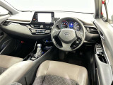 運転席まわりです。 各操作スイッチは使いやすい位置に配置されてます。