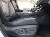 パワーシート搭載。微妙な調整が手軽にでき、ピッタリなポジションで運転することが可能です。