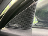 【BOSEサウンドシステム】メーカーオプションの高品位サウンドシステムを搭載。専用のチューニングが施された大小様々なスピーカーから良質なサウンドが奏でられ、臨場感あふれる音響空間を演出します。