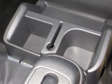 運転席と助手席の間にはドリンクホルダーがあります。取りやすい位置にありますからドライブも楽しくなりますね!
