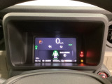 デジタル表示のスピードメーターとタコメーター、燃費やオドメーターなどの表示の他に、ホンダセンシング機能などの表示もできる多機能なマルチインフォメーション・ディスプレイです。