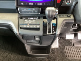 足元スッキリ、インパネシフトです。パーキングブレーキはフットブレーキタイプなので、運転席と助手席の間がスッキリしています。