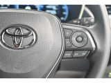 右側のスイッチは追従式クルーズコントロールです。高速走行などで運転のサポートしてくれます