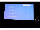 純正ディスプレイオーディオを装備。Bluetooth対応でお手持ちのスマートフォンからお気に入りの音楽の再生も可能。