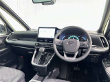 運転席まわりです。 各操作スイッチは使いやすい位置に配置されてます。