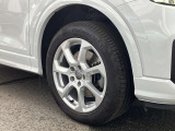 17インチ純正アルミホイール装備 全車両に標準装備の純正アルミホイールは、純正ならではのバランスの良いデザインと、走行安定性をお楽しみ頂けます。