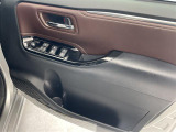 【パワーウインドウ】運転席のスイッチで、各席の窓ガラスの開閉ができます!あると便利ですよね!