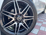 ●純正19インチアルミホイール:輸入車ならではの卓越した走りを支えるホイールと足回りです!日本車の走りに慣れている方にもぜひ体感して頂きたいほど、高いレベルでまとまっています!
