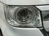 LEDヘッドライトは、点灯の瞬間から最大光量を発揮し、突然暗くなるトンネルなどでの安定感を高めます。
