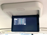 【後席モニター】家族や友人とお出かけする機会が多い方に大人気の後席モニターを装備!見やすい位置に画面がありテレビやDVDの視聴も快適!友達もお子様も、後席にしか乗らなくなるかも??