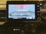 バックでの車庫入れも安心です!リアカメラが付いているバックモニター付のナビを装備しております。操作線もついており距離感も画面から確認できます。