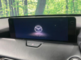 【12.3インチマツダコネクト】車内の雰囲気にマッチした大型ディスプレイ。スマホ接続でのナビ使用やBluetooth再生等、様々な機能が楽しめます。直感的なダイヤル操作が可能で、使い勝手も良好です。