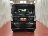 跳ね上げ式バックドアなので、雨天時の荷物の出し入れの際も濡れにくいです