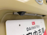 このお車はバックカメラが付いています。ナビをつければ連動できます。バックの操作が楽になります。