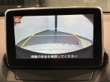 リバースギアに入れるだけで後方の表示へ切り替わります。夜間や雨の日の駐車も楽になりますよ。