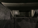 アクセサリーソケットはUSBのアダプターなどをつければ、スマホの充電にも使えます。周辺には物が置けるボックスがついています。