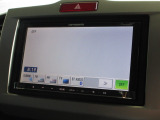 ナビゲーションはケンウッドメモリーナビ(AVIC-MRZ77)を装着しております。AM、FM、CD、DVD再生、Bluetooth、フルセグTVがご使用いただけます。初めて訪れた場所でも安心ですね!