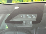 【セーフティセンス】前方の車両等を検知し、衝突しそうな時は警報で注意を促し、ブレーキを踏む力をサポート。ブレーキを踏めなかった場合は衝突被害軽減ブレーキが作動、衝突回避をサポートします。
