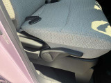 前後、背もたれだけでなく座面の高さも調整できお好きなポジションで運転できます。