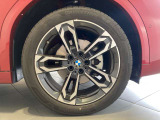 BMWの純正アロイホイールは軽量かつ強度にも優れているホイールで走行性能を引き上げる設計になっております。足元にもBMWは妥協がなくこだわっている個所になります。