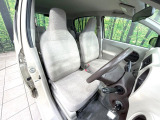 運転席シート廻りは使用感も少なく、良好な状態となっています。前オーナー様が丁寧に使っていたことがよくわかりますね。