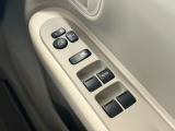 パワーウィンドウのスイッチですよ。 運転席に居ながら窓を開け閉めのコントロールできますよ。 ロック機能で、子供がイタズラして窓を開けるという事も無くなりますよ。