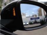 サイドアシスト搭載。車線変更時の後方確認をサポートし、安全運転を支援します。