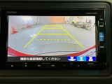 リバースギアに入れるだけで後方の表示へ切り替わります。夜間や雨の日の駐車も楽になりますよ。