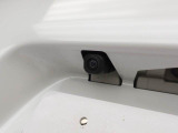 後退時に車両の後ろ側をモニター画面に表示します。車庫入れなどでバックする際に後方確認ができて便利です。車庫入れが苦手な人もこれで安心。