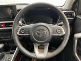 快適な操作性の運転席、ハンドルも綺麗に清掃済みです!もちろん安全を守るエアバッグも装備しているので安心してお乗りいただけます(^^)