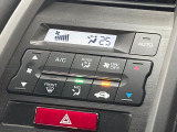 【オートエアコン】一度お好みの温度に設定すれば、車内の温度を検知し風量や温度を自動で調整。暑い&hellip;寒い&hellip;と何度もスイッチ操作をする必要はありません。快適な車内空間には必須の機能ですね♪