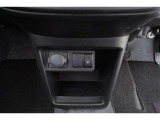 運転席シート用シートヒータースイッチです!アクセサリー電源ソケットも付いてます!