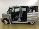 開口部が広く、乗り降りのしやすいお車です