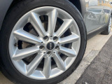 ●純正アルミホイール:輸入車ならではの卓越した走りを支えるホイールと足回りです!日本車の走りに慣れている方にもぜひ体感して頂きたいほど、高いレベルでまとまっています!