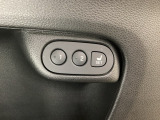 ご自分のシート位置を記憶固定させる「ドライビングポジションシステム」がついています。ボタン操作でシート位置が元に戻る便利な機能です。