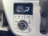 【オートエアコン】一度お好みの温度に設定すれば、車内の温度を検知し風量や温度を自動で調整。暑い&hellip;寒い&hellip;と何度もスイッチ操作をする必要はありません。快適な車内空間には必須の機能ですね♪