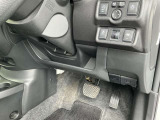 駐車ブレーキは手動式です