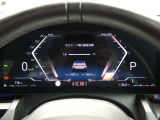 BMWヘッドアップディスプレイ:ドライバーが常に前方の道路状況に集中できるように装備され、現在の車速、ナビゲーション・システムによるルート案内の矢印表示などさまざまな情報をドライバーの視界内に表示します。