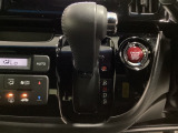 CVT車のセレクトレバーです。低速から高速まで、変速ショックのないスムーズな走りを実現するとともに、エンジン効率のよい領域を維持することで燃費にも貢献します。