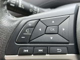 ハンドルから手を離さずにオーディオの操作ができるステアリングスイッチ付