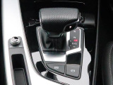 ブレーキを踏み停止後、その状態で継続的に車両を維持します。一般的な勾配の上り坂や下り坂の途中でも車両を維持できます。センターコンソールのスイッチによりON/OFFの切り替えができます。