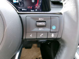 プロパイロット搭載オーラがアクセル、ブレーキを自動でコントロールして前のクルマとの車間距離を保つ手助けをします。