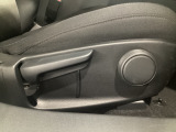 運転席にはドライバーの体型や好みに応じて前後方向だけでなく、高さの調整ができるシートリフターを装備!