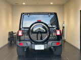 後方から見ると特徴のあるテールランプシンプルにjeepエンブレムが付いてきます。