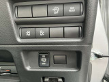 乗り降りに便利な両側オートスライドドアを装備しております。