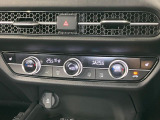 【オートエアコン】一度お好みの温度に設定すれば、車内の温度を検知し風量や温度を自動で調整。暑い&hellip;寒い&hellip;と何度もスイッチ操作をする必要はありません。快適な車内空間には必須の機能ですね♪